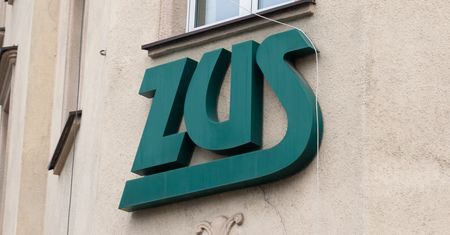 Uwaga na ofertę dodatku do emerytury. Logo ZUS to zmyłka