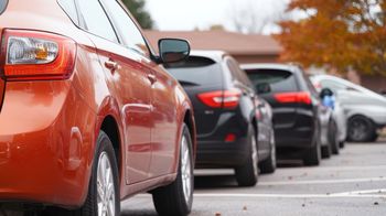 Wandale przebili opony nożami. Prawie 90 uszkodzonych samochodów