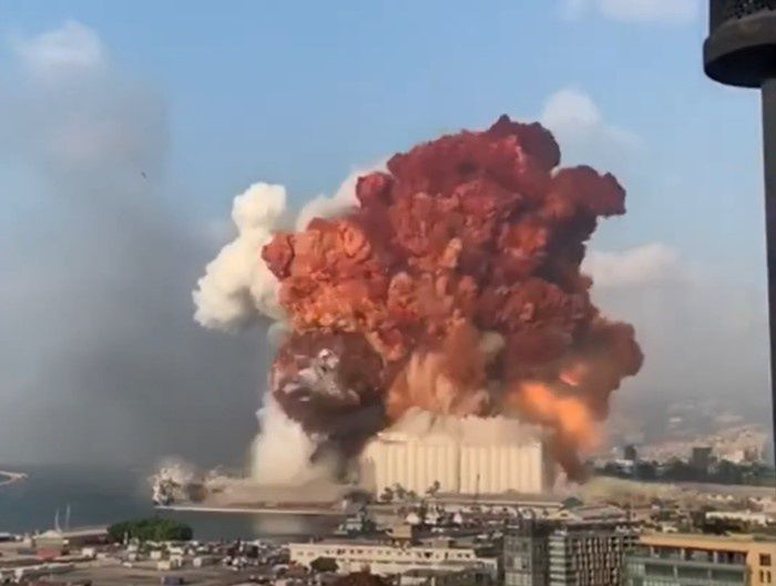 Wybuch w Bejrucie był jednym z największych w historii - Moiment wybuchu chemikaliów w Bejrucie