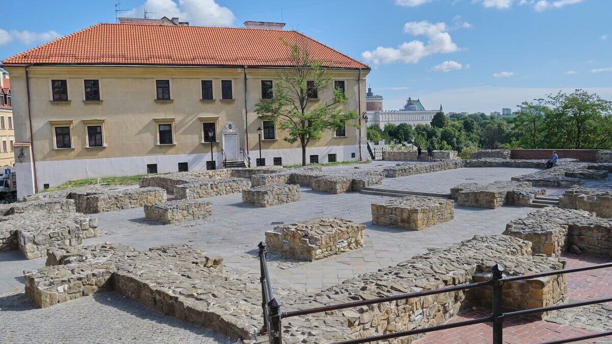 Plac po Farze - widok na fundamenty
