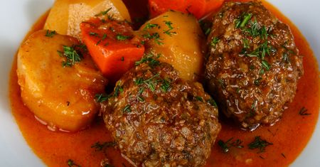 Banalnie prosty przepis na zraziki dworskie. Są mięciutkie i smakują jak u babci