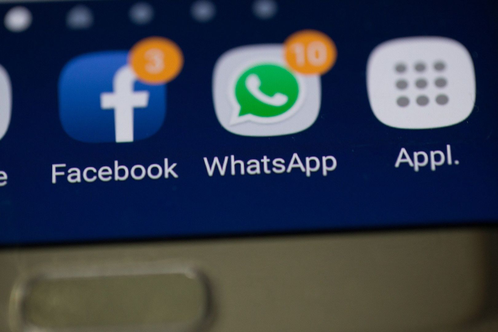 Wrocław. Dzwonili na 112 i pytali kiedy włączą Facebooka