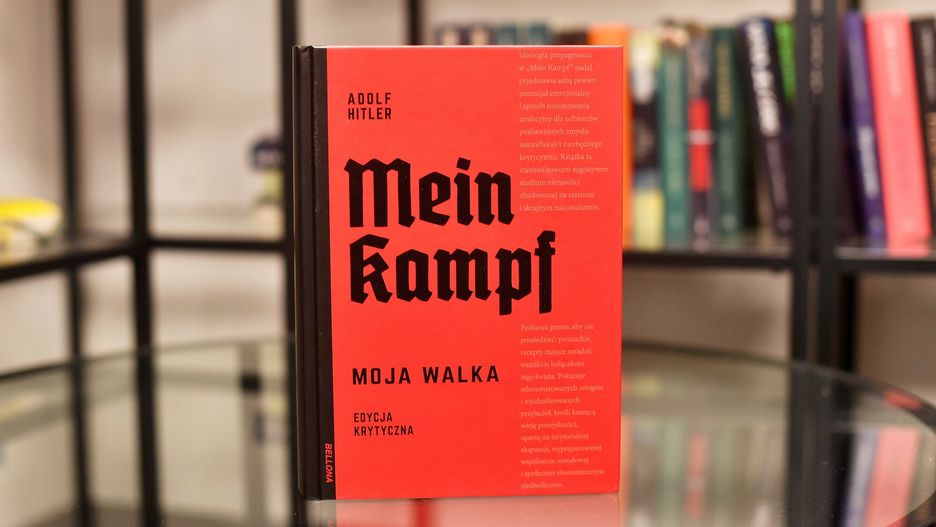 "Mein Kampf" zostało wydane po polsku. Decyzja wywołała oburzenie