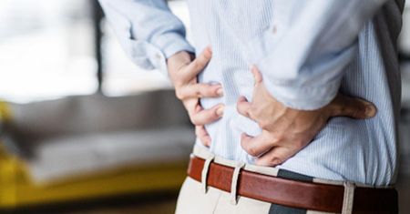 Zaczyna się od bólu pleców. Podstępny nowotwór częściej atakuje mężczyzn