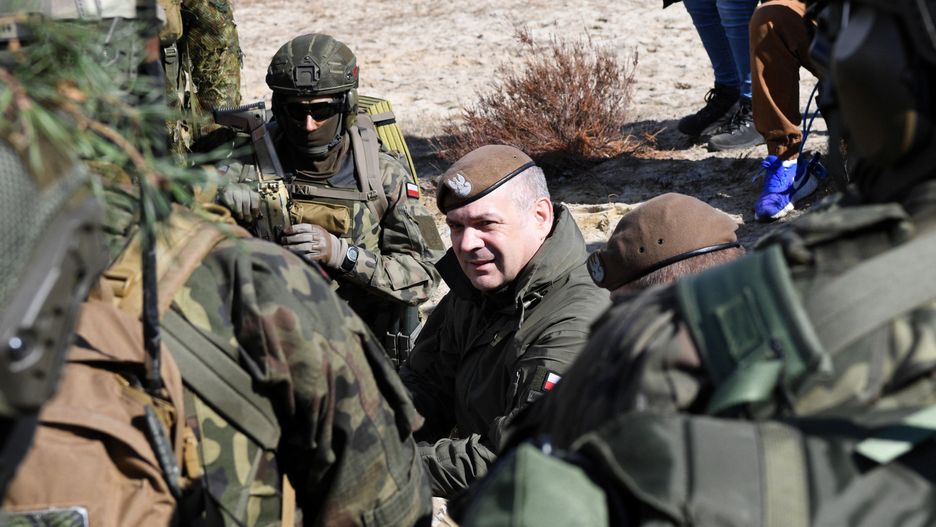 Dowódca Wojsk Obrony Terytorialnej gen. broni Wiesław Kukuła na poligonie w Nowej Dębie, na wspólnym szkoleniu polskich i amerykańskich żołnierzy 