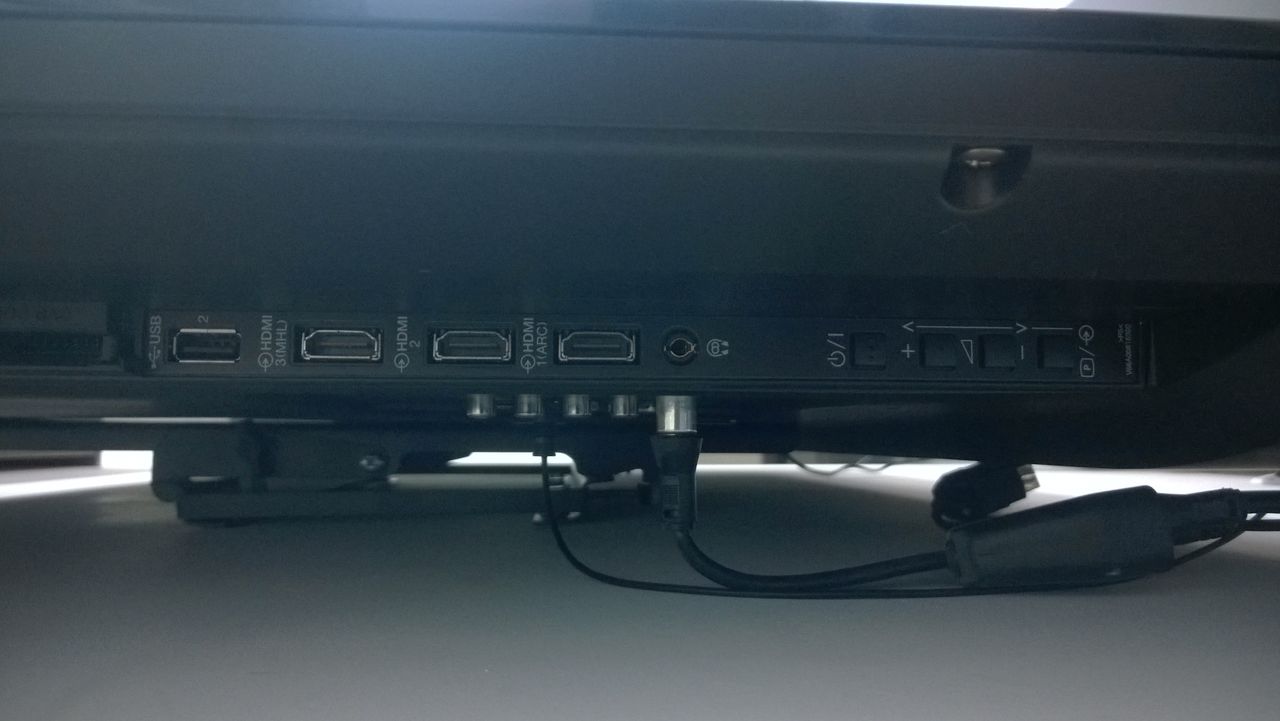 Toshiba L74 - złącza na ściance bocznej