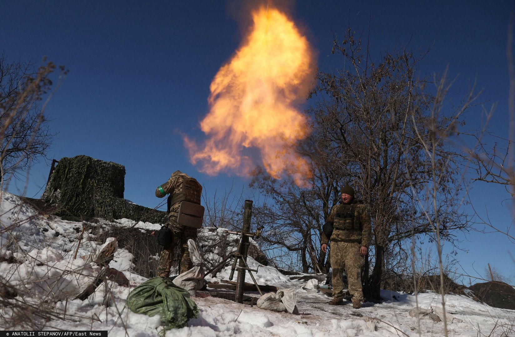Ukraina - arch 2
Ukrainian servicemen fire a mortar toward the Russian position on a frontline not far from Bakhmut in Donetsk region on February 20, 2023, amid the Russian invasion of Ukraine. (Photo by Anatolii Stepanov / AFP)
ANATOLII STEPANOV
