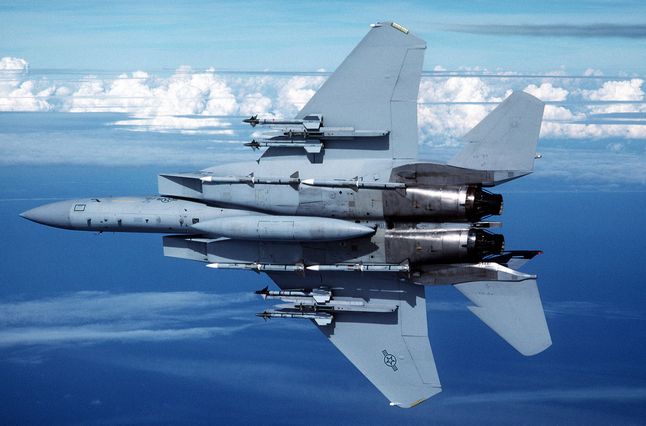 F-15 z podwieszonymi ośmioma pociskami powietrze-powietrze