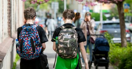 Sprawdź konto. Ruszyły wypłaty 300 plus na wyprawkę szkolną