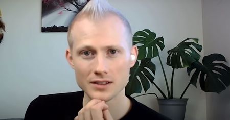 Wychował się w mormońskiej rodzinie. Opowiedział, co przeszedł