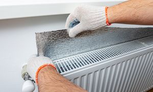 Folia aluminiowa za grzejnikiem. Tani trik na ciepłe mieszkanie i niższe rachunki
