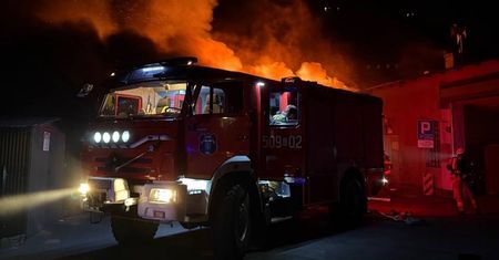 Ogromny pożar w Helu. Ogień objął remizę strażacką