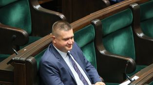 Media: Akcja służb na lotnisku. Wynosili posła PiS z samolotu