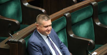 Media: Akcja służb na lotnisku. Wynosili posła PiS z samolotu