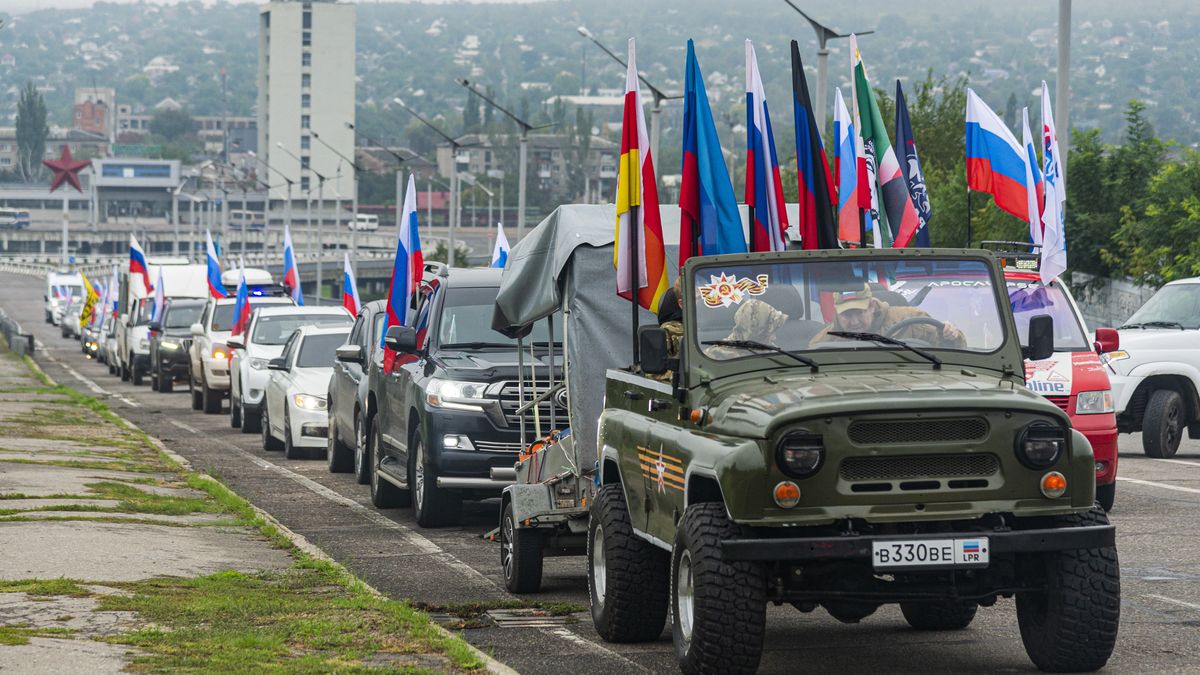 A motor rally in support of a referendum to join Russian Federation in Luhansk, Ukraine, 23 September 2022. From September 23 to 27, residents of the Donetsk People's Republic, Luhansk People's Republic, Kherson and Zaporizhzhia regions will vote in a referendum on joining the Russian Federation. Russian President Vladimir Putin said that the Russian Federation will ensure security at referendums in the DPR, LPR, Zaporizhzhia and Kherson regions and support their results. EPA/STRINGER Dostawca: PAP/EPA.