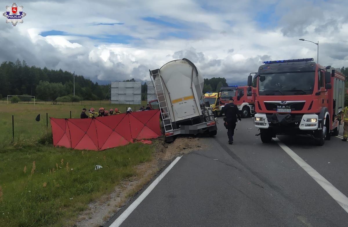 Kierująca toyotą wjechała wprost pod jadącą ciężarówkę koło Okuninki