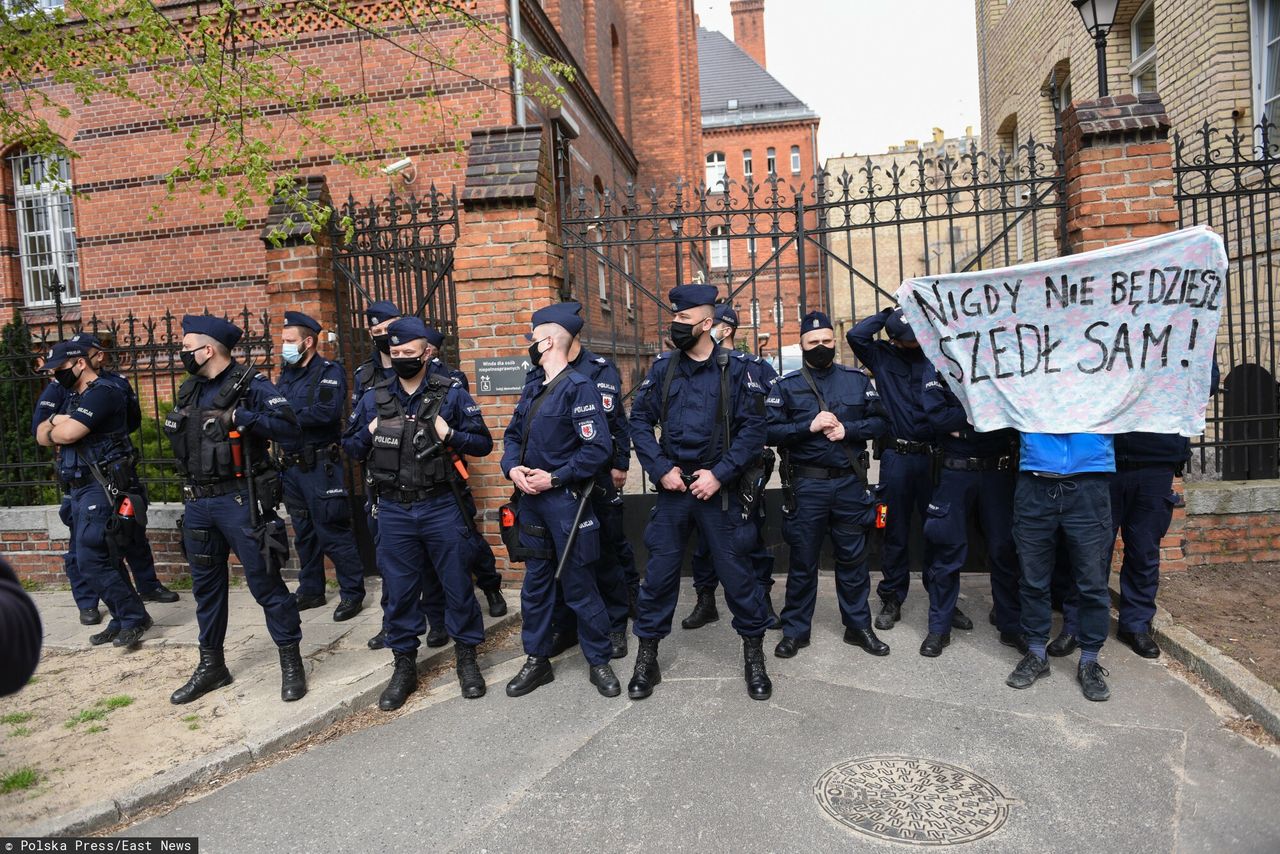 Rydzyk w sądzie. Przed wejściem policja