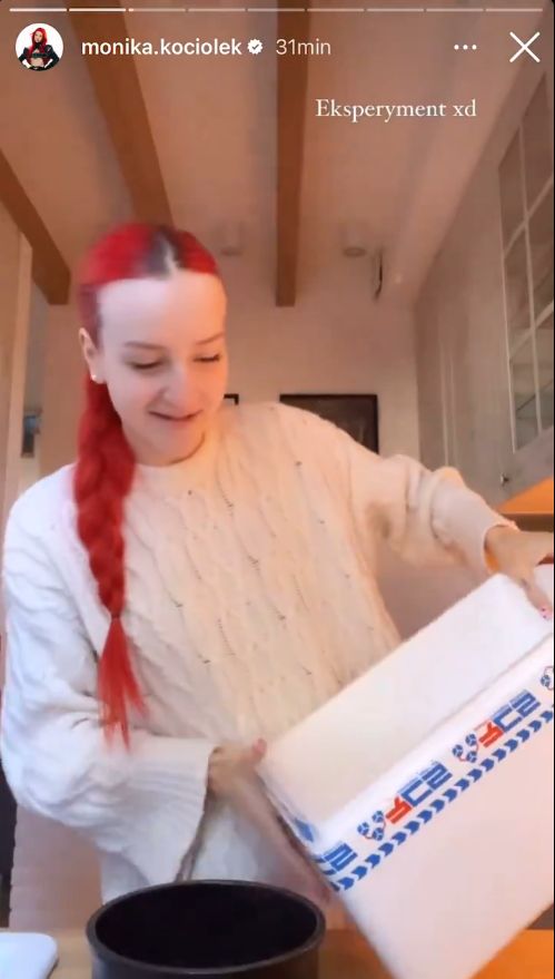 Monika Kociołek bawi się lodem