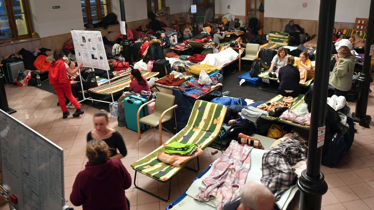 Kolejny dzie? uchod?c�w na Dworcu G?�wnym w KrakowieFot. Artur Barbarowski/East News, Krakow 09.03.2022. Uchodzcy z ogarnietej wojna Ukrainy szukaja pomocy miedzy innymi na dworcu glownym w Krakowie. Dworzec w Krakowie jest zapelniony Ukraincami, ktorzy przyjezdzaja do Polski.Artur Barbarowski