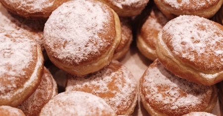 Nasącz mlekiem i włóż do piekarnika. Pączki będą jak świeże