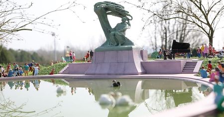 Zasłonili pomnik Chopina tuż przed Konkursem Chopinowskim. Co z remontem?