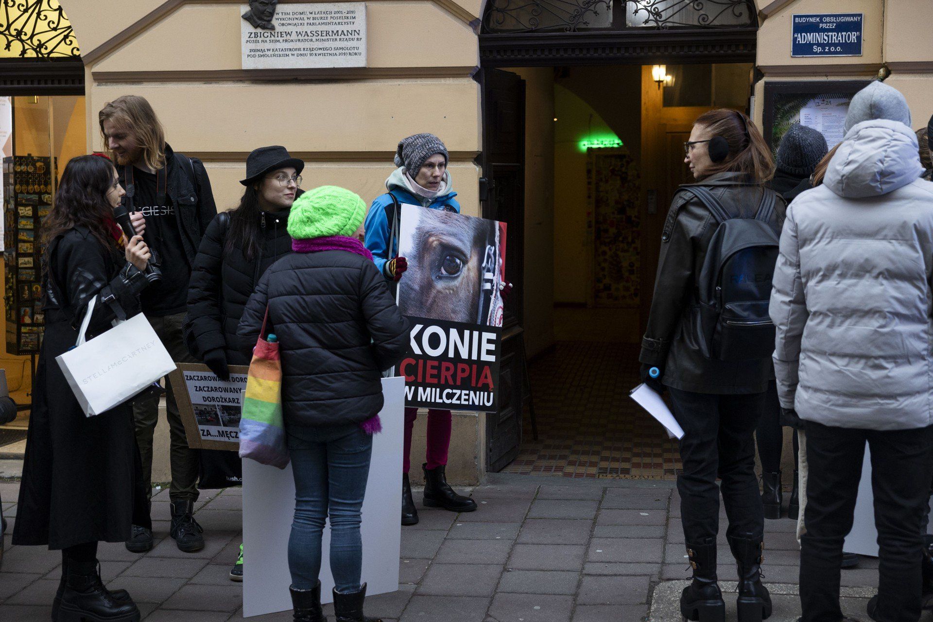 W Krakowie odbył się protest przeciwko dorożkom i wykorzystywaniu koni. 