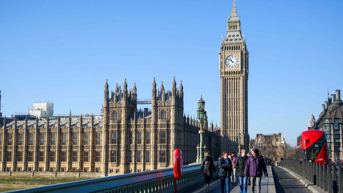 LONDON, UNITED KINGDOM - 2023/02/06: People on Westminster Bridge with a view of Big Ben and the Houses of Parliament on a sunny day in London. (Photo by Steve Taylor/SOPA Images/LightRocket via Getty Images)