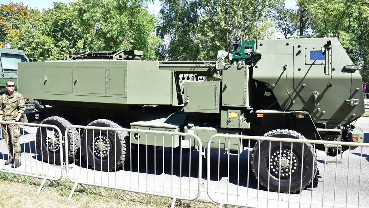 Wyrzutnia HIMARS na samochodzie Oshkosh M1140 w położeniu marszowym.