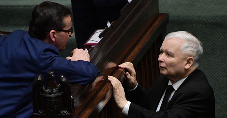 "Pachnie rokiem 2008". Były premier: koszt obsługi długu rośnie niebotycznie, sytuacja jest niedobra