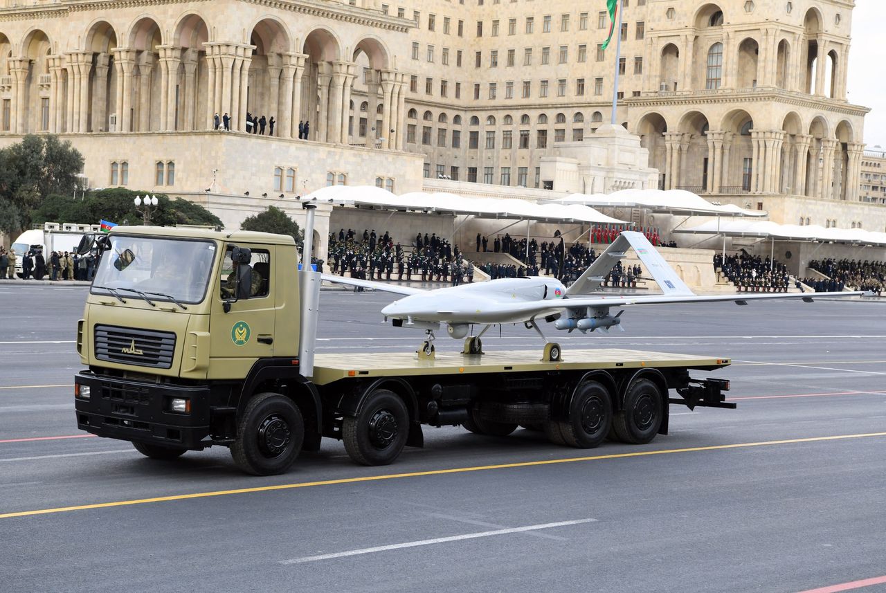 Azerski Bayraktar TB2 podczas parady wojskowej w Baku