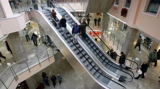 Miały świecić pustkami, a znów przyciągają tłumy. Fenomen polskich galerii handlowych