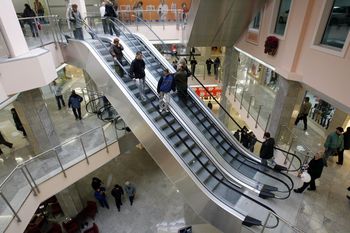 Miały świecić pustkami, a znów przyciągają tłumy. Fenomen polskich galerii handlowych