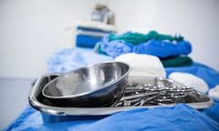 Pomyłka na sali operacyjnej. Szpital przeprasza i bagatelizuje sprawę