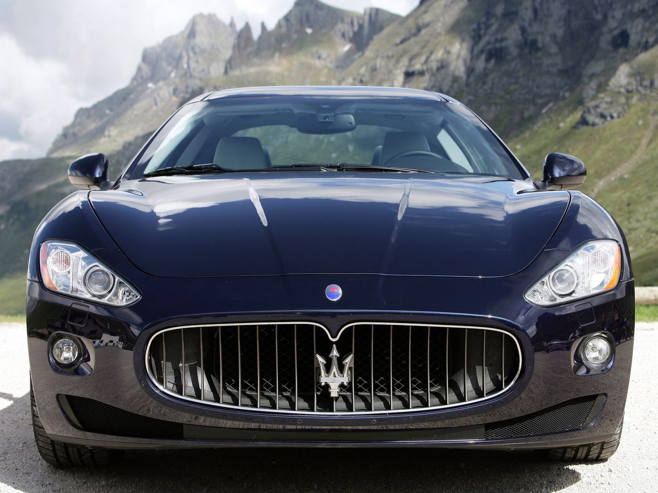 Maserati GranTurismo wyróżnia się w tym zestawieniu mniejszą jednostką. Pracuje tu V8 o pojemności 4,2 l, generujące 405 KM i 460 Nm. Słabsze parametry wcale nie oznaczają, że GT z trójzębem w grillu ma mniej klasy niż pozostali konkurenci. Mimo upływu lat GranTurismo nie zestarzało się - wciąż wygląda agresywnie.