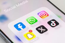 Aplikacje społecznościowe na smartfonie, fot. unsplash