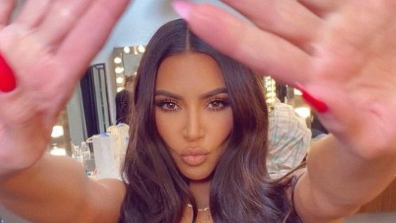 Kim Kardashian pozdrawia fanów o poranku, prezentując krągłości w skąpym bikini (ZDJĘCIA)