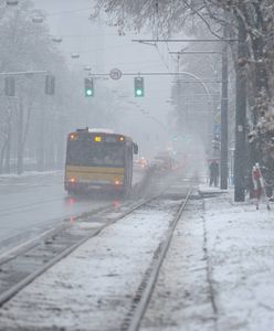 Warszawa. Awaria na Jagiellońskiej. Autobus zapadł się w wypłukaną jezdnię