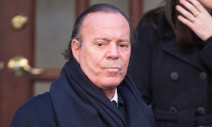 Julio Iglesias OSKARŻONY O NAPAŚĆ SEKSUALNĄ przez dwie pracownice. Kobiety mówią o przerażających szczegółach nadużyć w domu piosenkarza