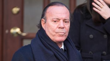 Julio Iglesias OSKARŻONY O NAPAŚĆ SEKSUALNĄ przez dwie pracownice. Kobiety mówią o przerażających szczegółach nadużyć w domu piosenkarza