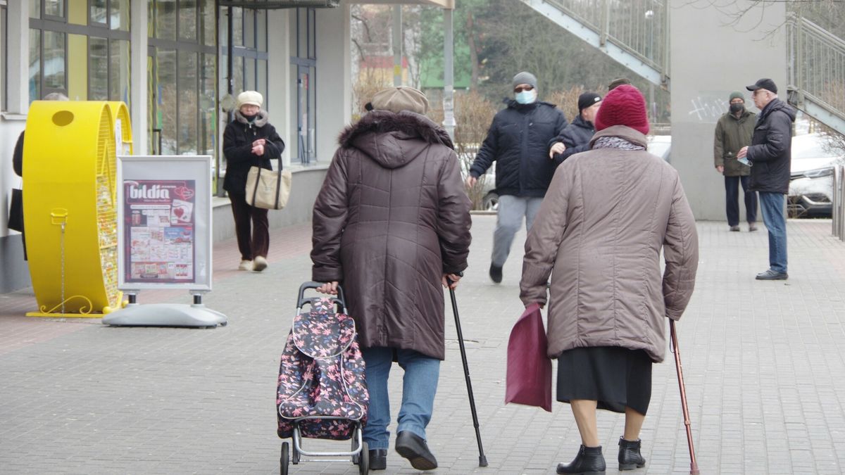 Stock Marek Bazak
PHOTO: ZOFIA I MAREK BAZAK / EAST NEWS   Warszawa N/z dwie starsze kobiety poruszajace sie o laskach inwalidzkich ida na zakupy, w tle grupa emerytow stojacych przed sklepem
ZOFIA BAZAK