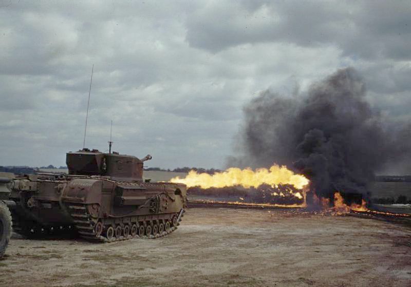 Czołgi wyposażone w miotacze były używane przez Brytyjczyków, których ciężkie Churchille w wersji Crocodile wypalały gęste żywopłoty po lądowania w Normandii.