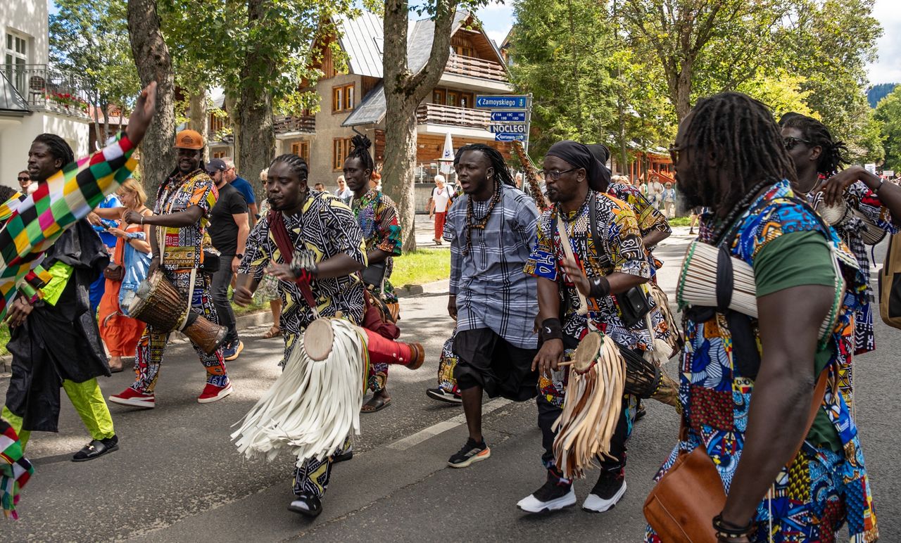 Artyści z Senegalu podczas korowodu w Zakopanem