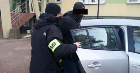 Mazowieckie. Chcieli wyłudzić pożyczki na cudze dane. Zatrzymani za oszustwa internetowe