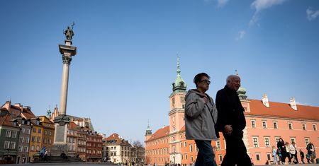 Pensje blisko 10 tys. zł, ale ubywa etatów. Słodko-gorzkie dane GUS