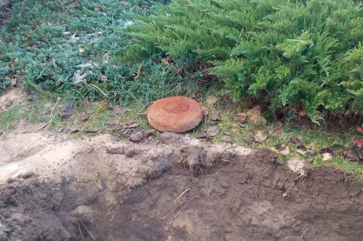 Mina przeciwpancerna wykopana z ziemi