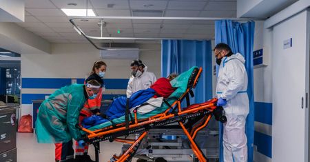 Odwoływanie stanu epidemii przedwczesne? Ekspert ostrzega przed mutacją Omikrona