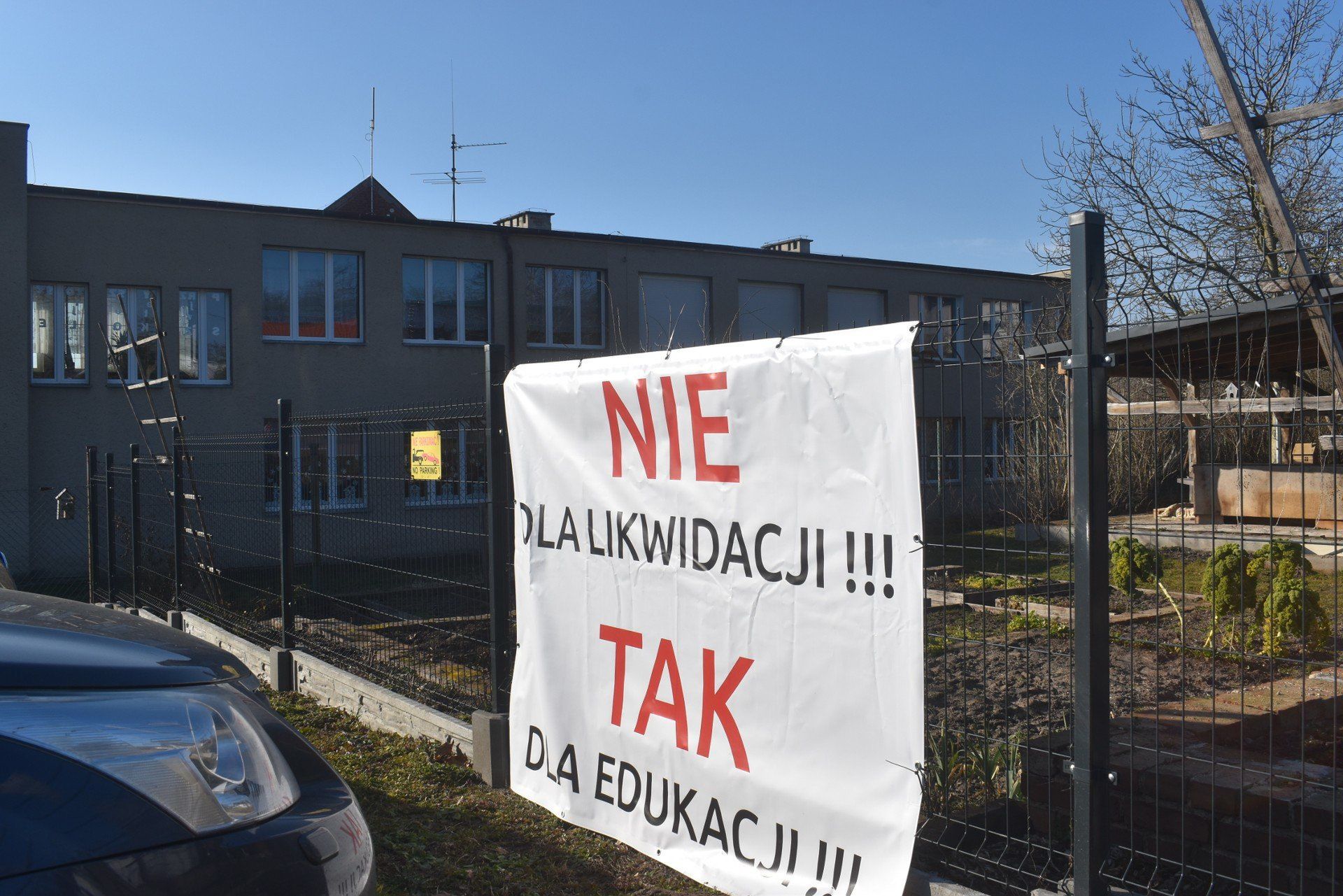 Rodzice i nauczyciele walczą o szkołę w Gęstowicach