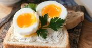 Cała prawda o jedzeniu jajek na śniadanie. Dietetyk w końcu porządnie to wyjaśnił