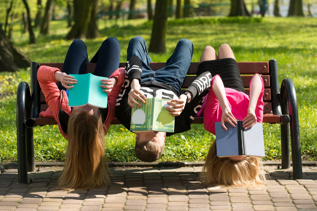 "Na wakacje z książką w plecaku". Letnia akcja biblioteki w Poddębicach