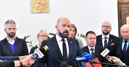 Nie będzie sylwestra, w urzędach przykręcone kaloryfery. Prezydent Wrocławia: pieniędzy nie ma